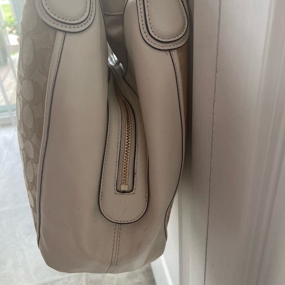 WEEKEND SPECIAL.. Coach handbag - Picture 3 of 9
